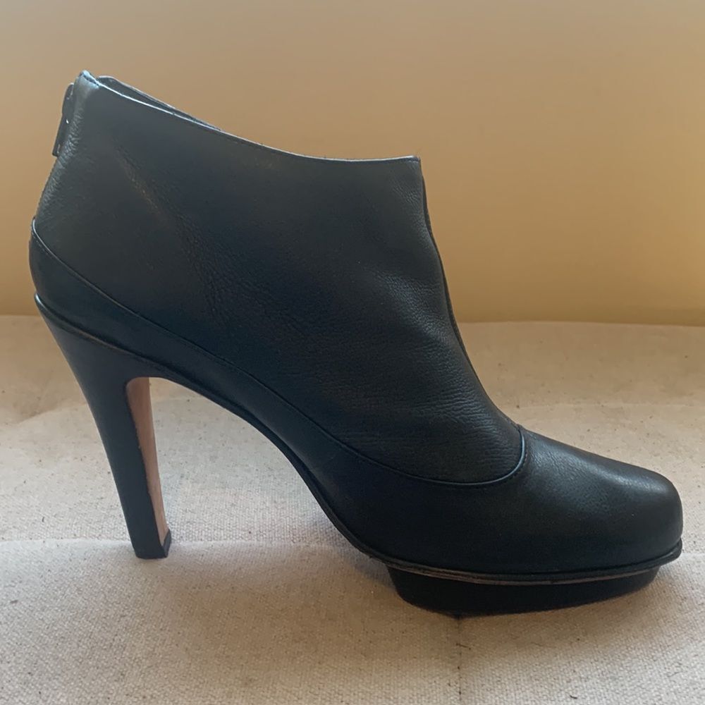 Bcbgmaxazria Women's Black Platform Booties Zip Back Size 10